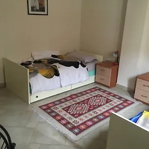 Oda ve Kahvaltı Nina, Tiran